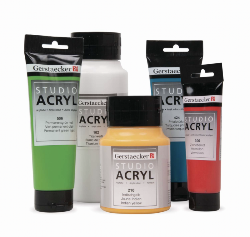 Artiste travaillant avec la peinture acrylique en tube sur une œuvre abstraite